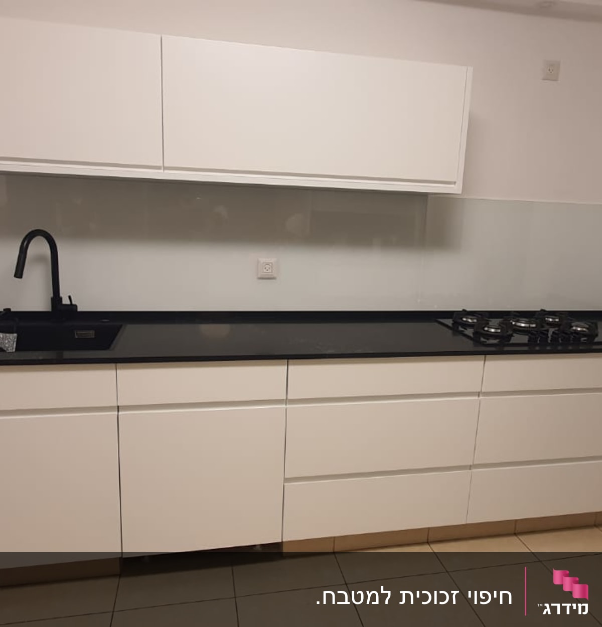 מגן זכוכית שקוף על קיר המטבח